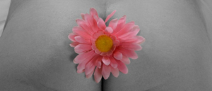 엉덩이-사이에-분홍색-꽃이-펴-있는-모습