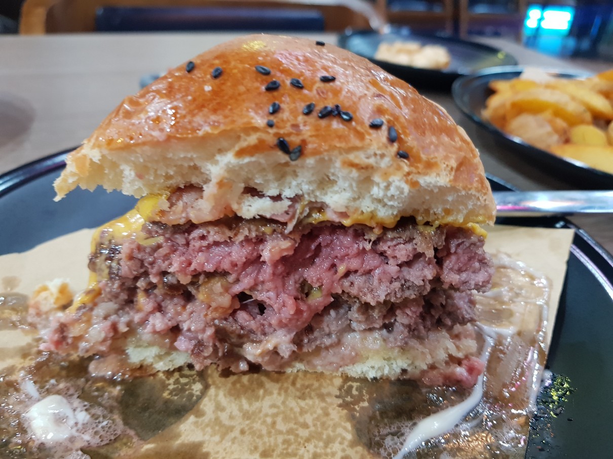 호치민 7군 푸미흥 수제 버거 맛집 STAGE BURGER & CAFE - 고기중독자버거