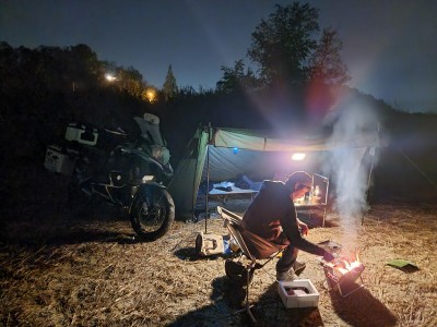 저녁에 이렇게 자연에서 어드벤쳐를 즐기는 캠핑이 가능하다