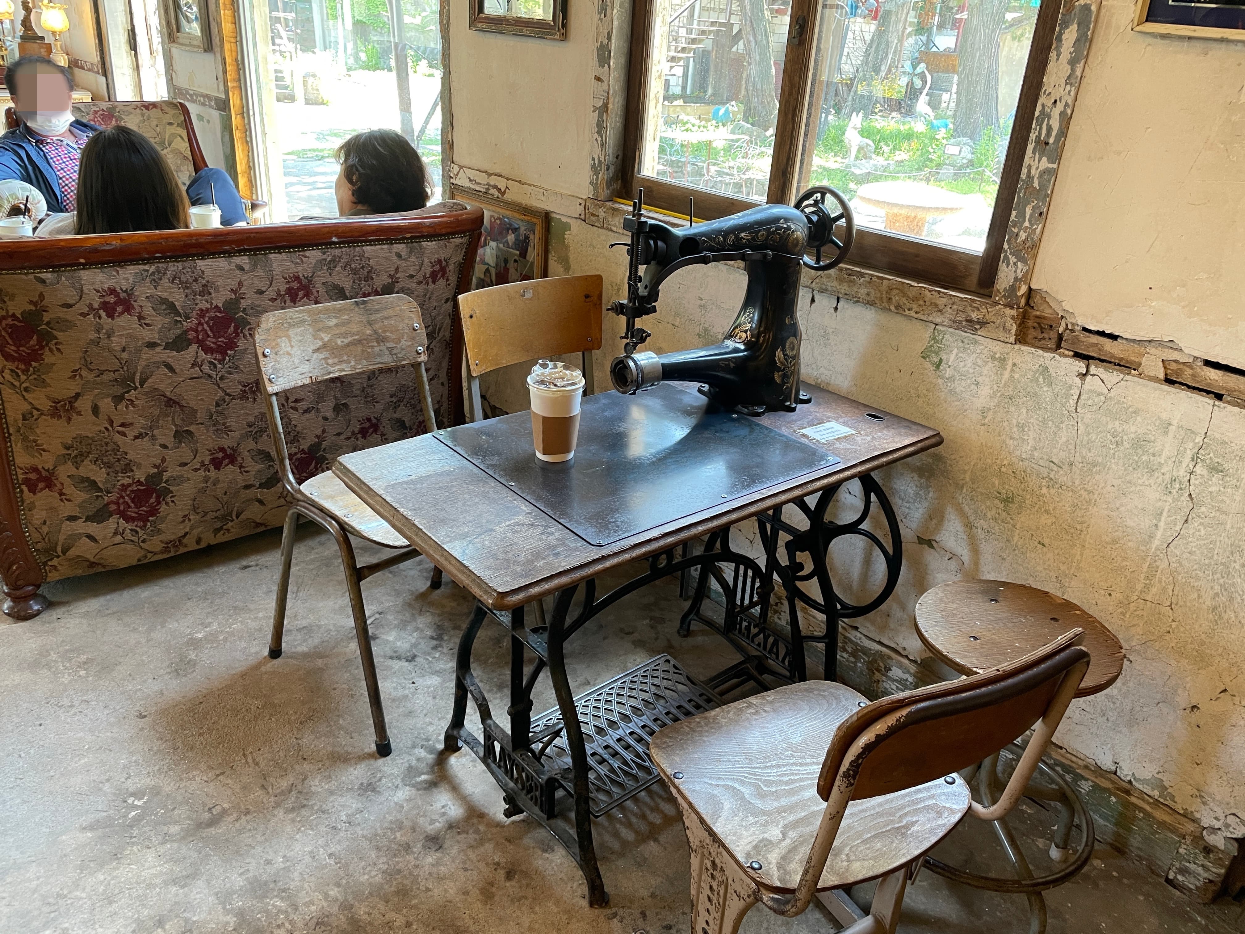 앉아서 커피마실 수 있는 독특한 형태의 미싱테이블