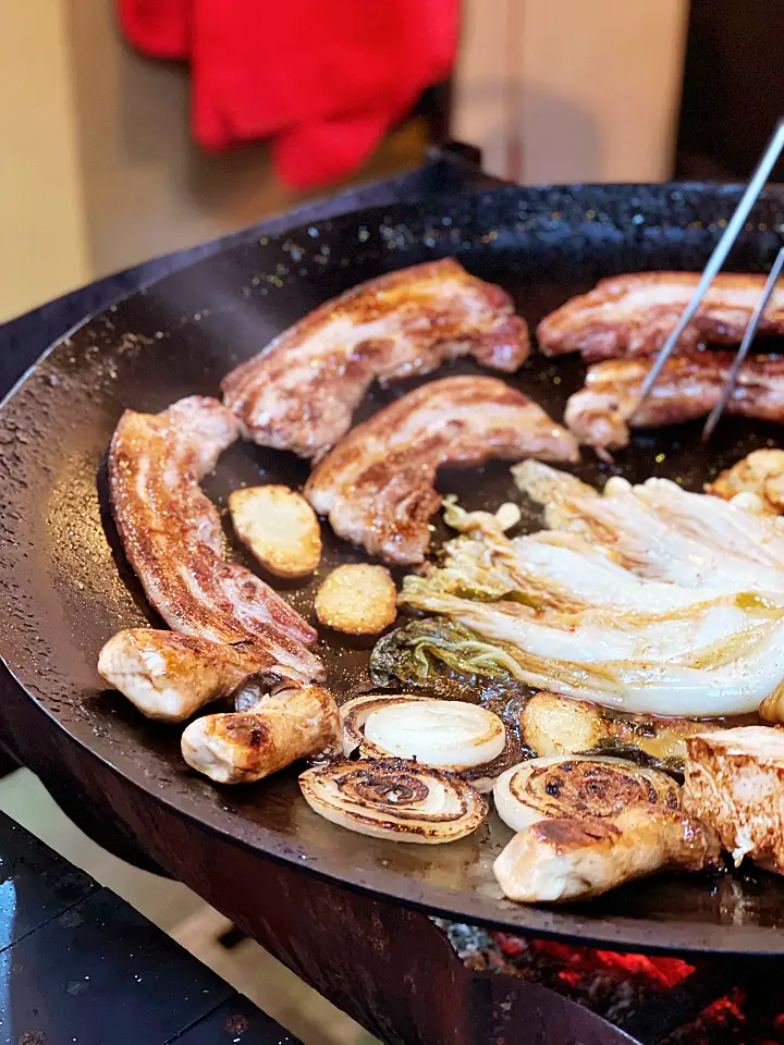 이 맛에 살지 솥뚜껑 닭볶음탕 참나무 장작 솥뚜껑 묵은지 삼겹살 원주 맛집 추천