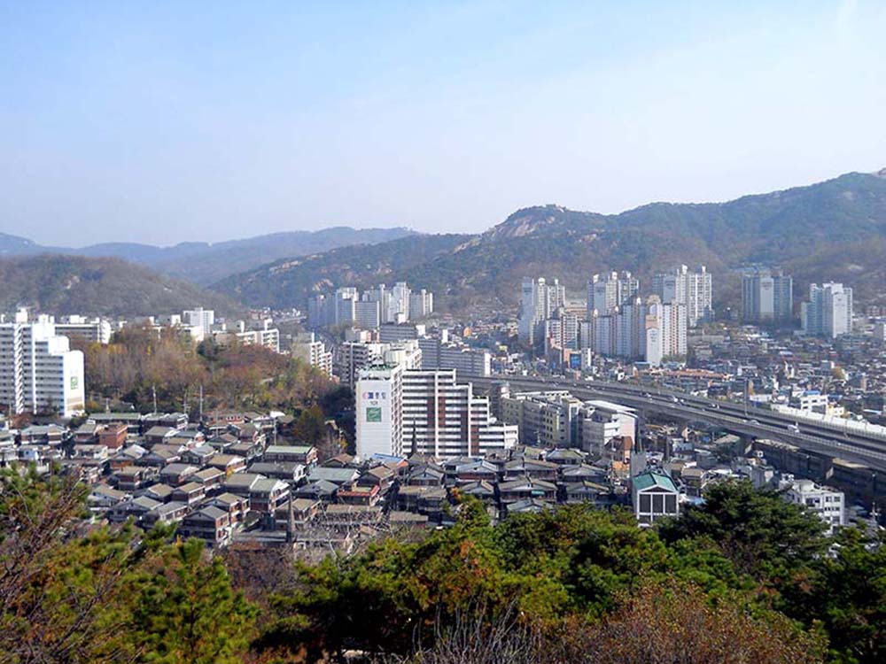 백련산(白蓮山, Baengnyeonsan)에서 홍제동 내려보기