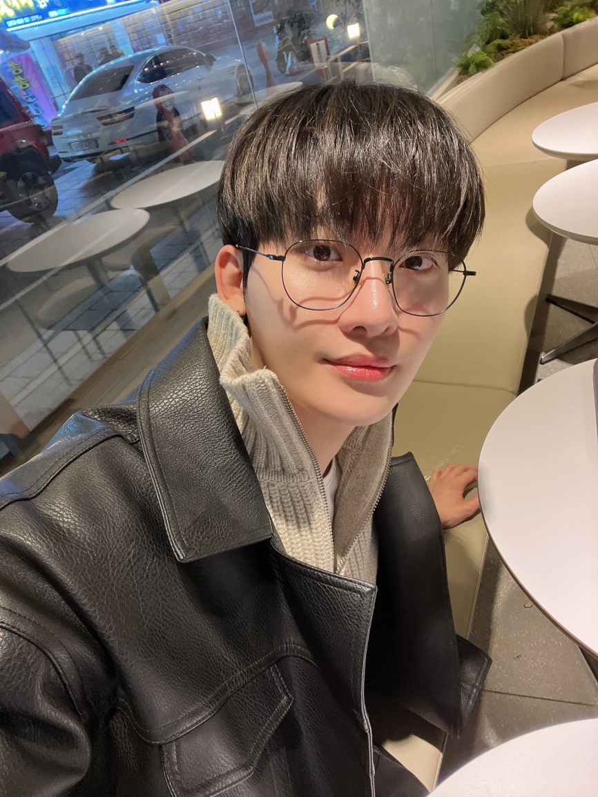 팬들 놀랄까 봐 천천히 화장 지우는 남돌...jpg | 인스티즈