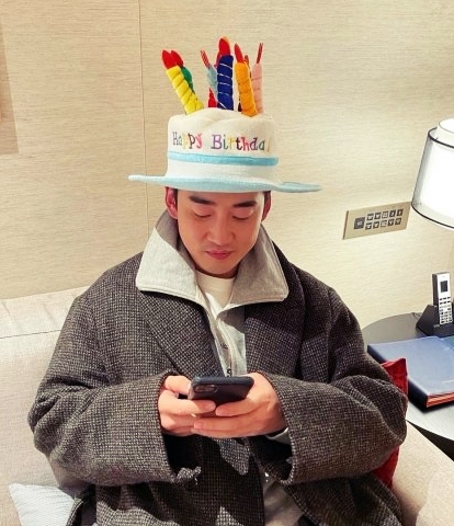 윤계상 생일축하 모자 쓰고 있는 사진