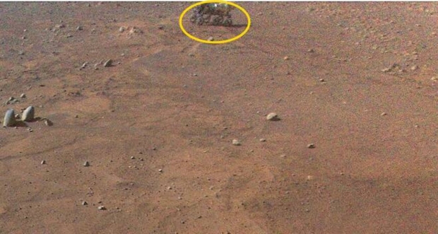 지난 3일 인저뉴어티가 화성에서의 54번째 비행 과정에서 탐사로보 퍼서비어런스의 모습을 촬영했다.