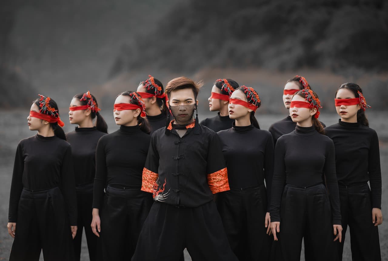 트렌드 중독: 우리는 왜 매 시즌 새로운 옷을 사야 할까?