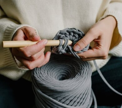 뜨개질을 하고 있는 모습