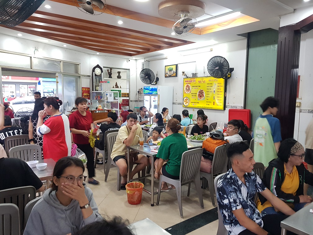 붕따우 여행 로컬 맛집 반콧 전문점 Banh Khot 14 - 식당 분위기