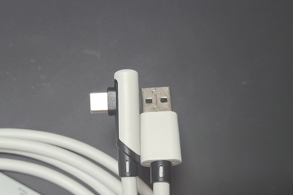 메타퀘스트에 연결되는 부분의 기억자형태 USB-C 및 PC본체에 연결되는 부분 USB-A 단자 구성. 충전과 데이터 전송이 모두 가능하다.