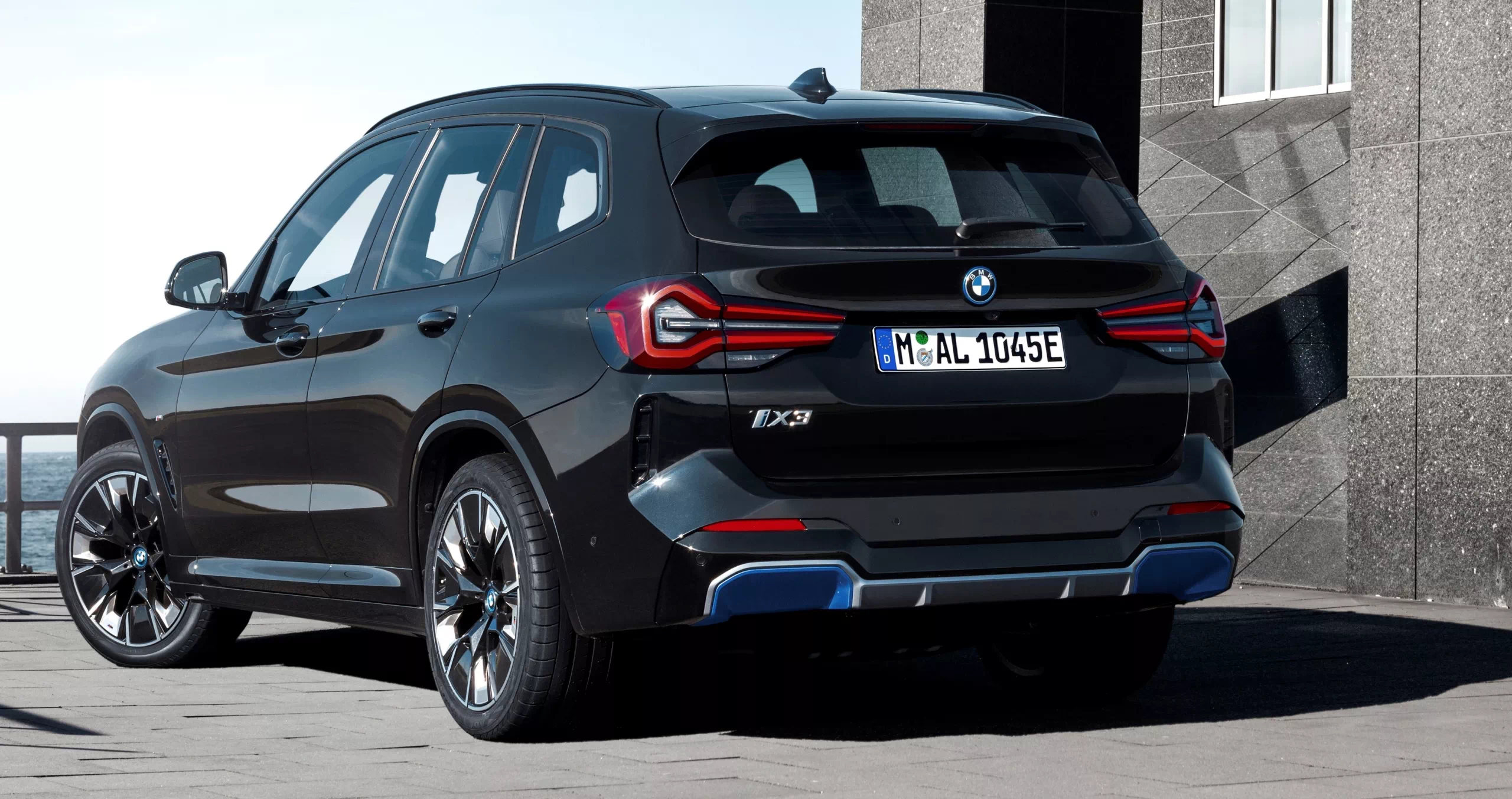 더 뉴 BMW iX3 뒷모습입니다.