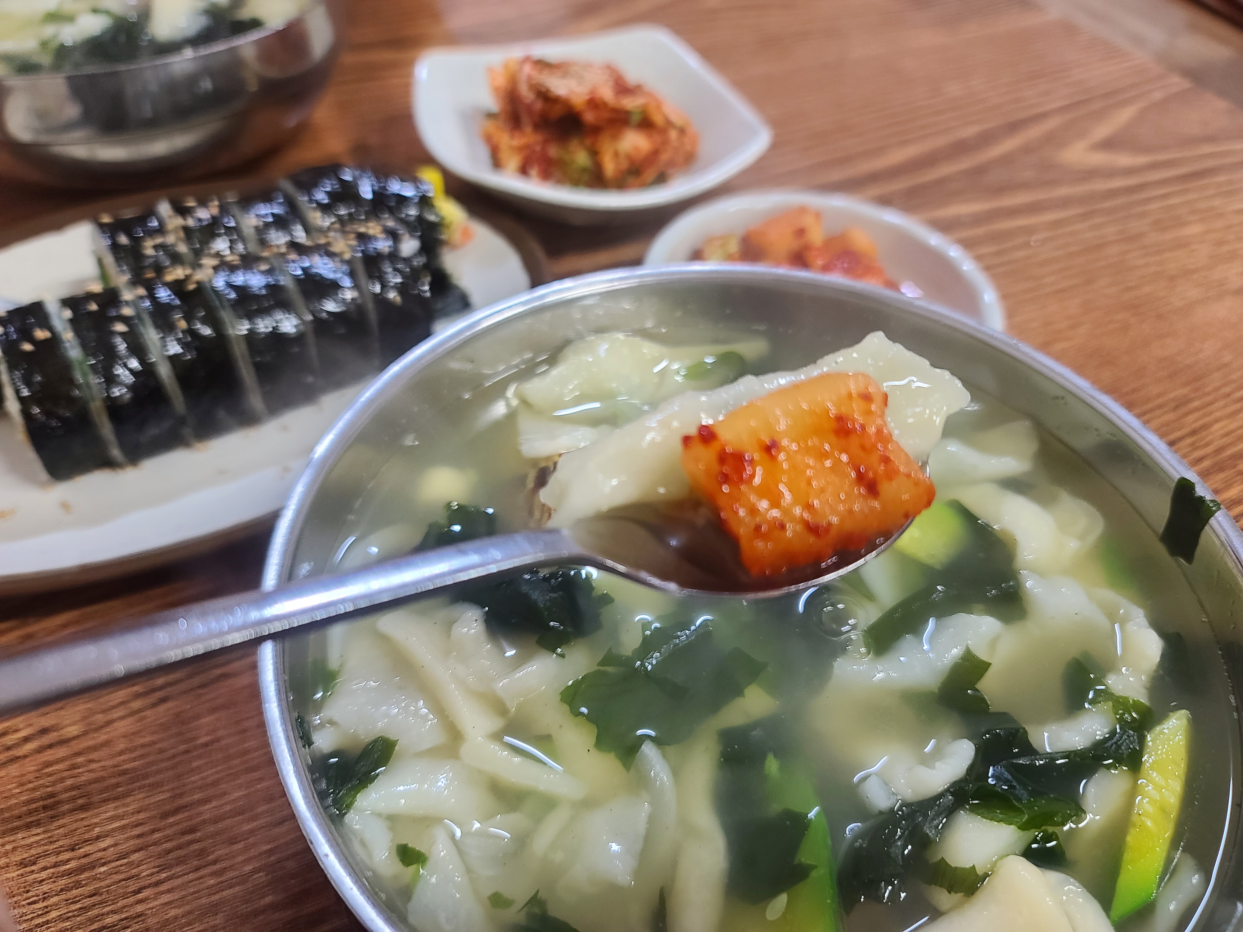 쫀득한 수제비에 알맞게 익은 깍두기 한점을 올려서 같이 먹습니다