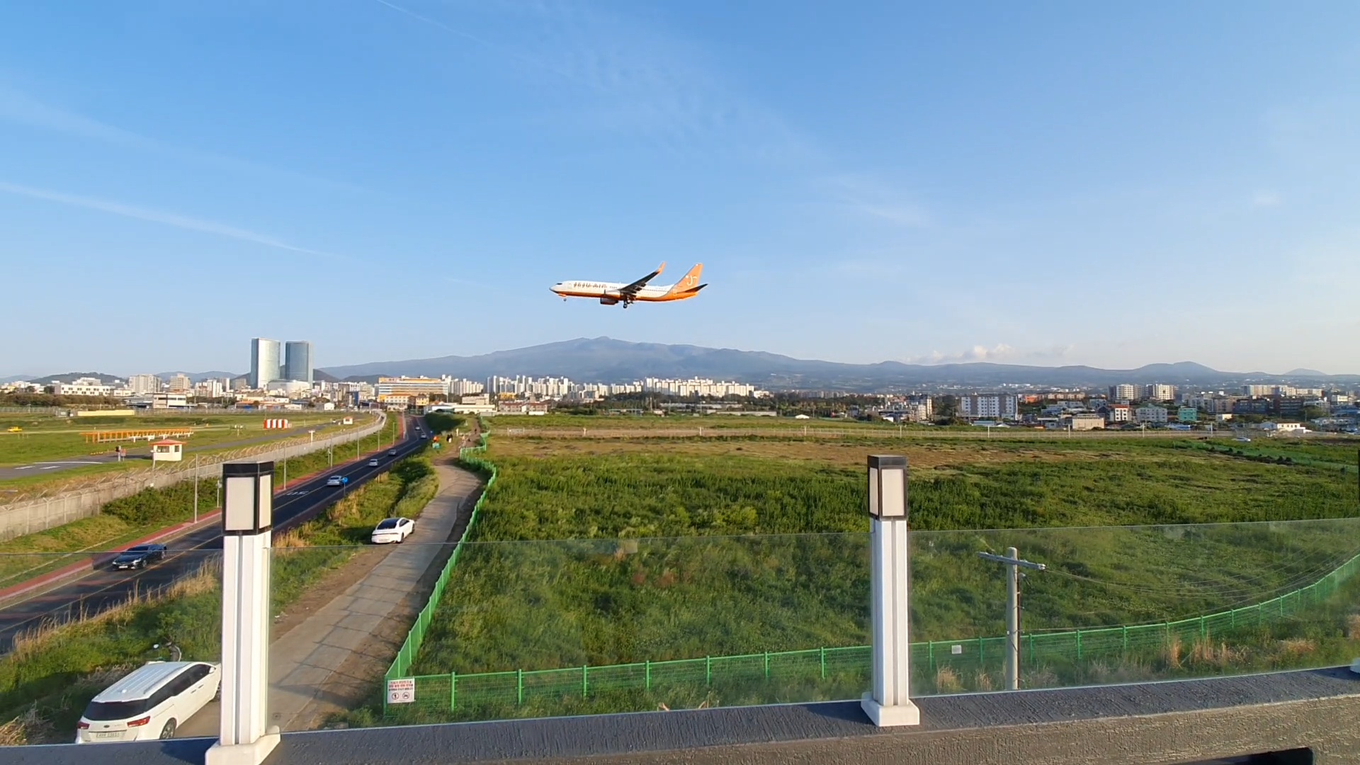 제주도 제주시 비행기샷 명소 카페 그라나다 옥상에서 찍은 비행기 착륙 사진