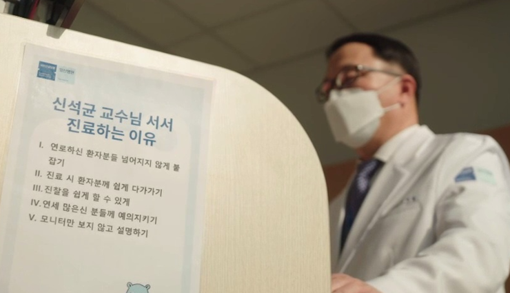 서서-진료하는-의사