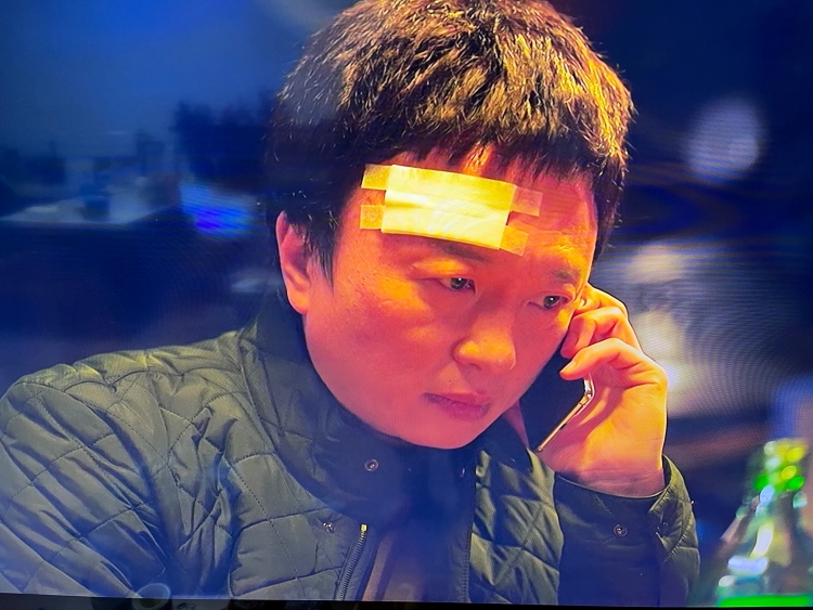시우의 전화를 받고 울먹이는 부친, 명한이 전화기를 들고 있는 사진, 이마에는 붕대를 붙여놓았습니다
