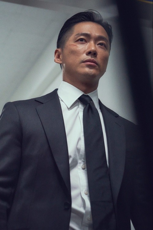 남궁민이-정장을-입고있는-모습