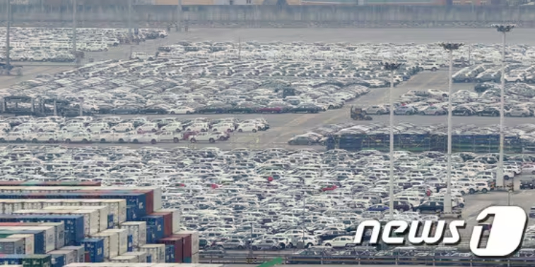 경기 평택시 포승읍 평택항 수출 야적장에 수출용 차량들이 주차돼 있다. 출처 뉴스1