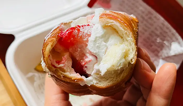 파파비 딸기생크림소금빵 단면