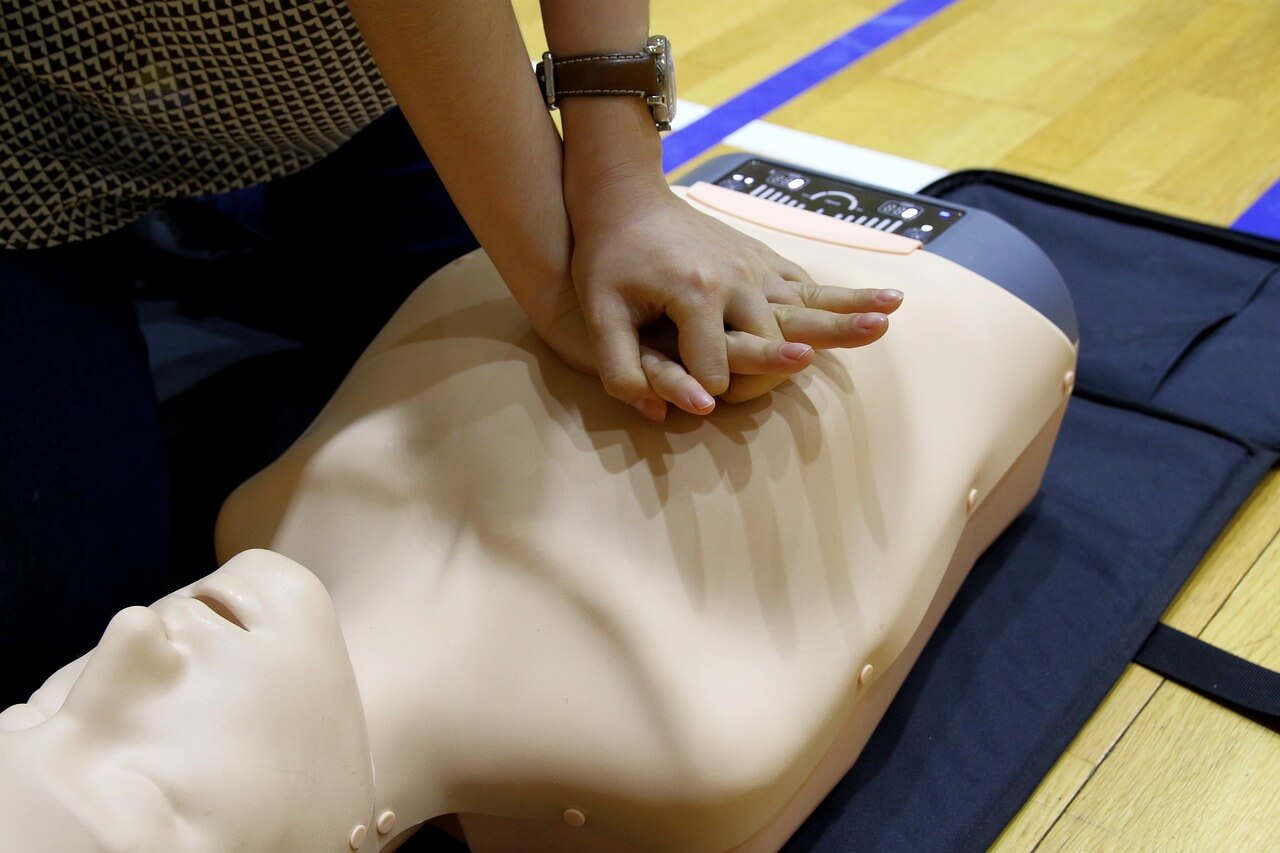마네킹에 CPR을 연습하는 사람