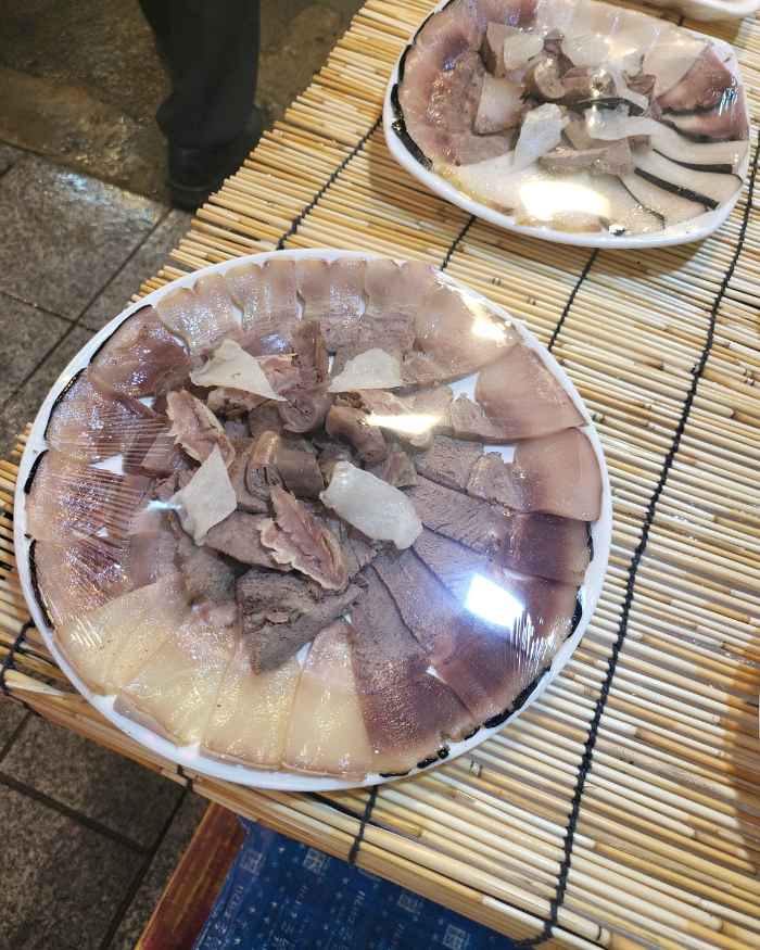잘 썰어 놓은 고래 고기