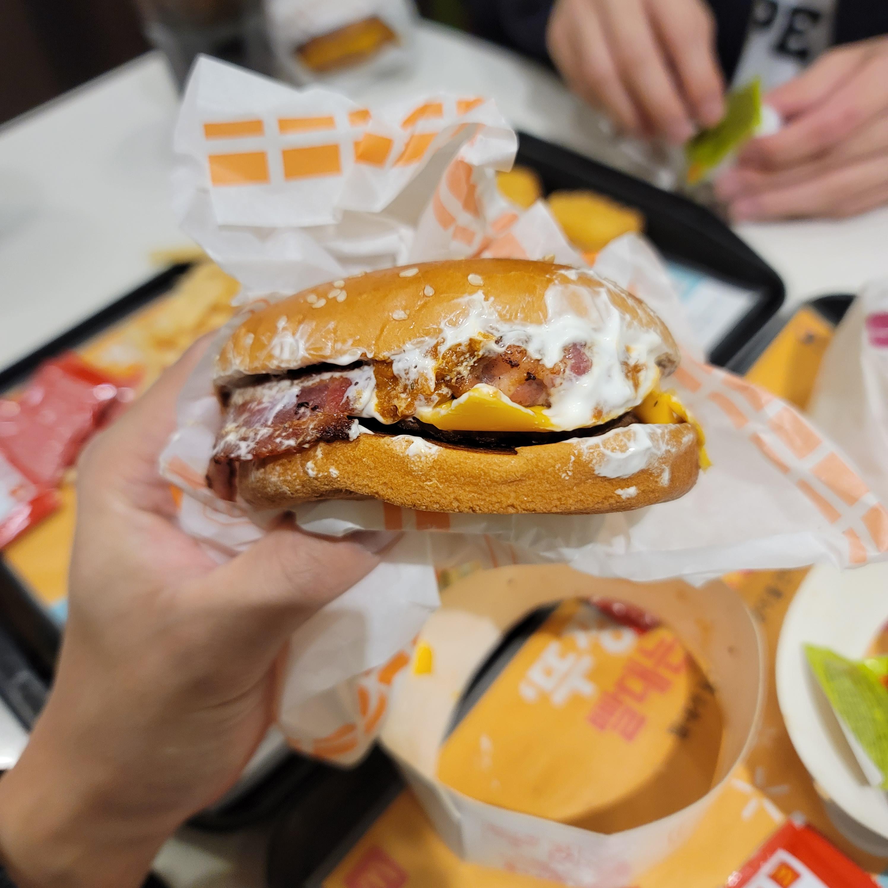  맥도날드 미트칠리 비프버거 :  한정판매 버거의 맛과 판매 기간은?