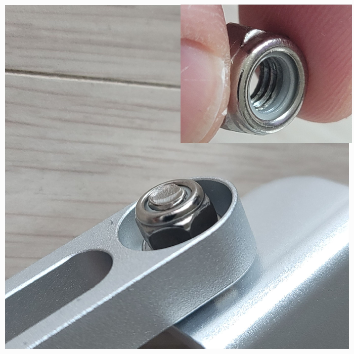 관절 조입 볼트에 플라스틱 재질이 삽입된 사진입니다.