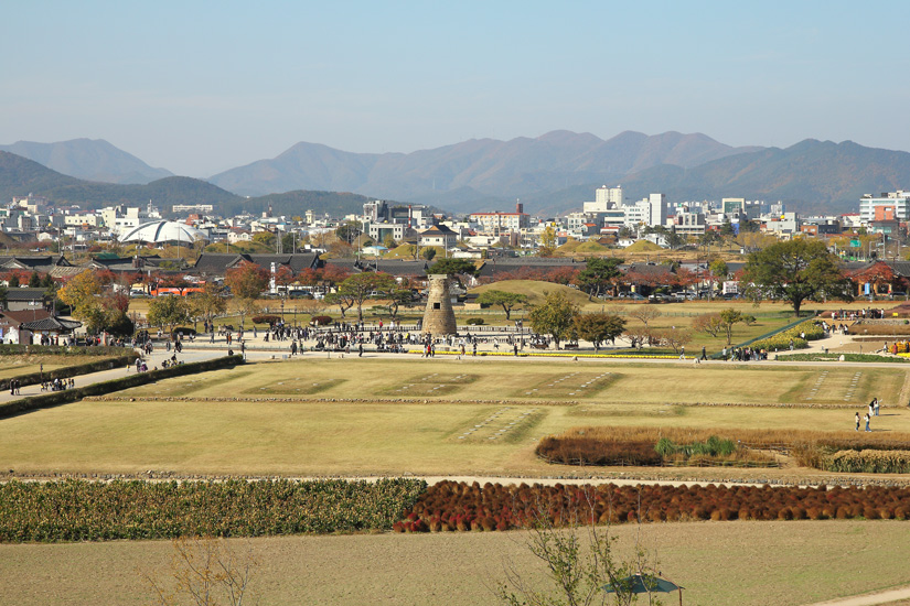 경주 월성에서 본 첨성대와 풍경