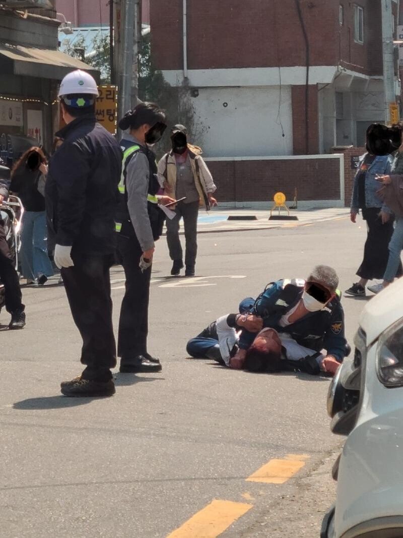  일본 경찰 일본 여경의 범인 진압과 K국 한국 경찰 한녀 여경의 범인 진압