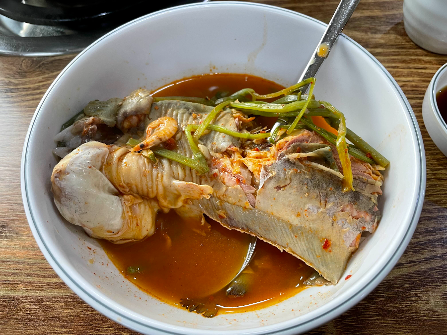 간이 잘 밴 메기 한마리
