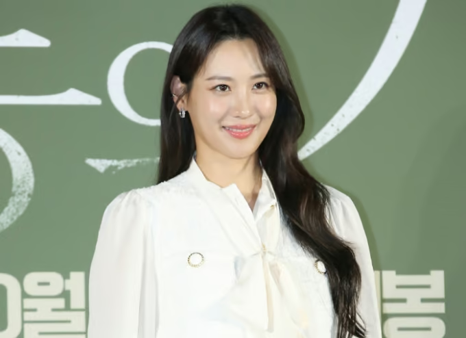 배우
수현
차민근