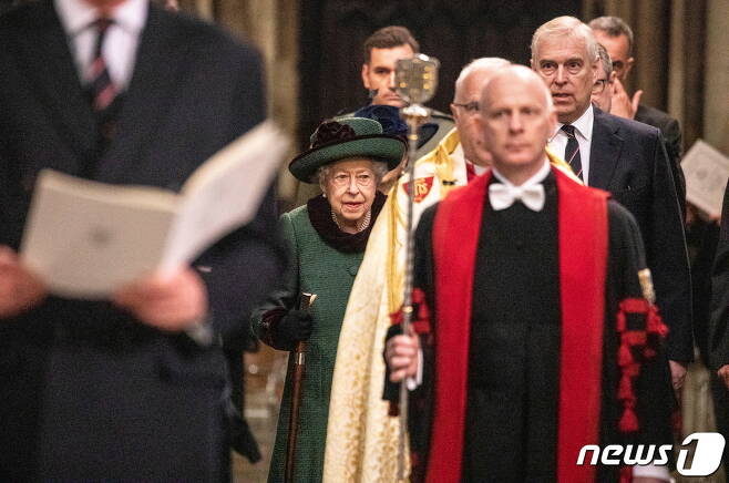 엘리자베스 2세 영국 여왕이 남편 필립 공의 추도 예배에 참석하고 있다. 2022.03.29