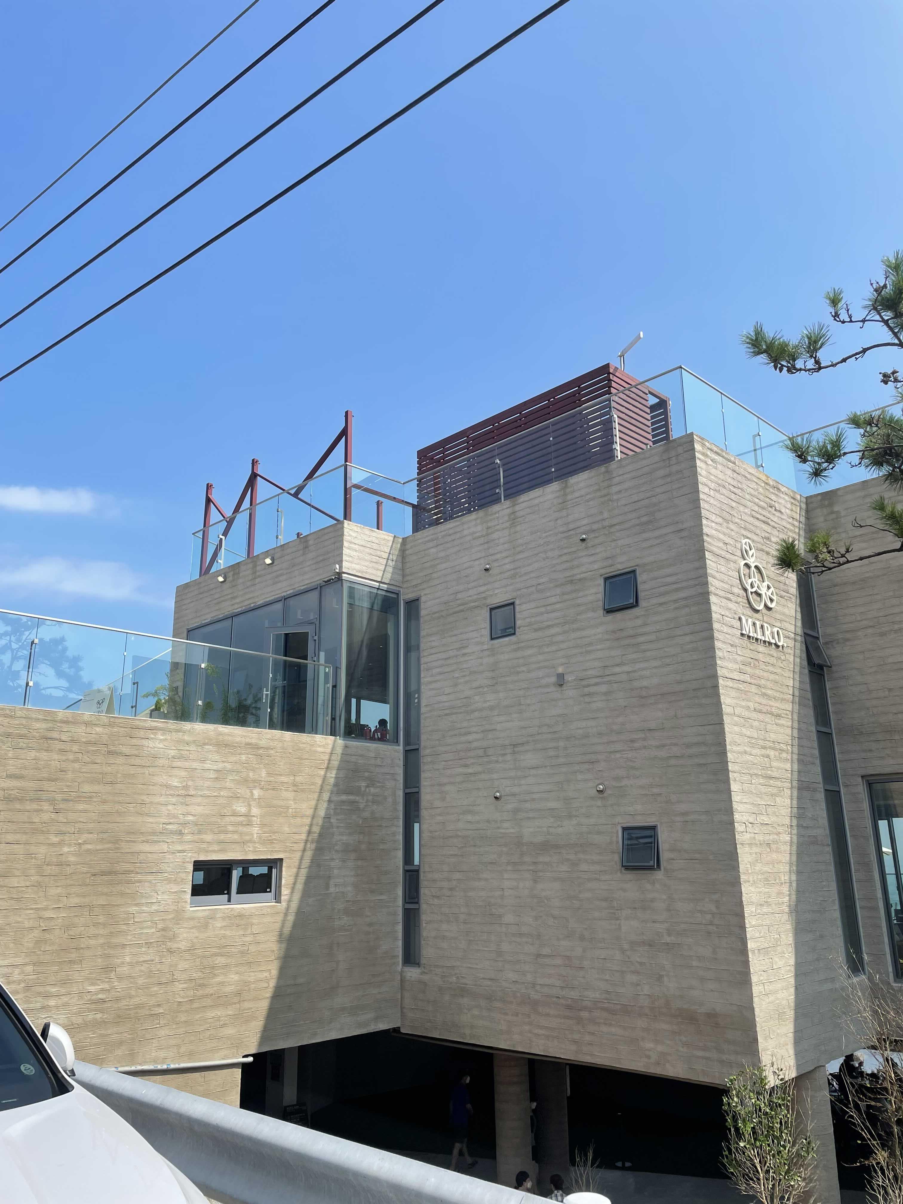  곳곳에 테이블이 숨어있어 이름값하는 기장 일광 카페 “MIRO”