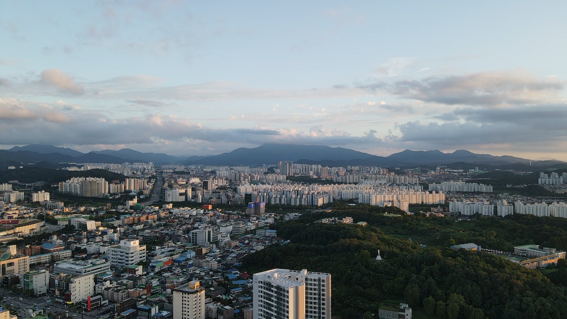 가련산 충혼탑 좌측으로 사평과 들사평이 된다.