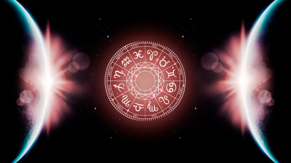 두 개의 대칭적인 행성 중앙에 놓여진 12개의 별자리 기호가 기재된 원형 차트