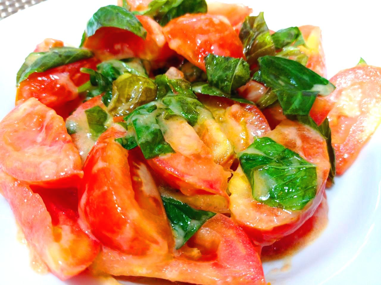  토마토+치즈+바질로 간단한 음식을 만들어 보았습니다.