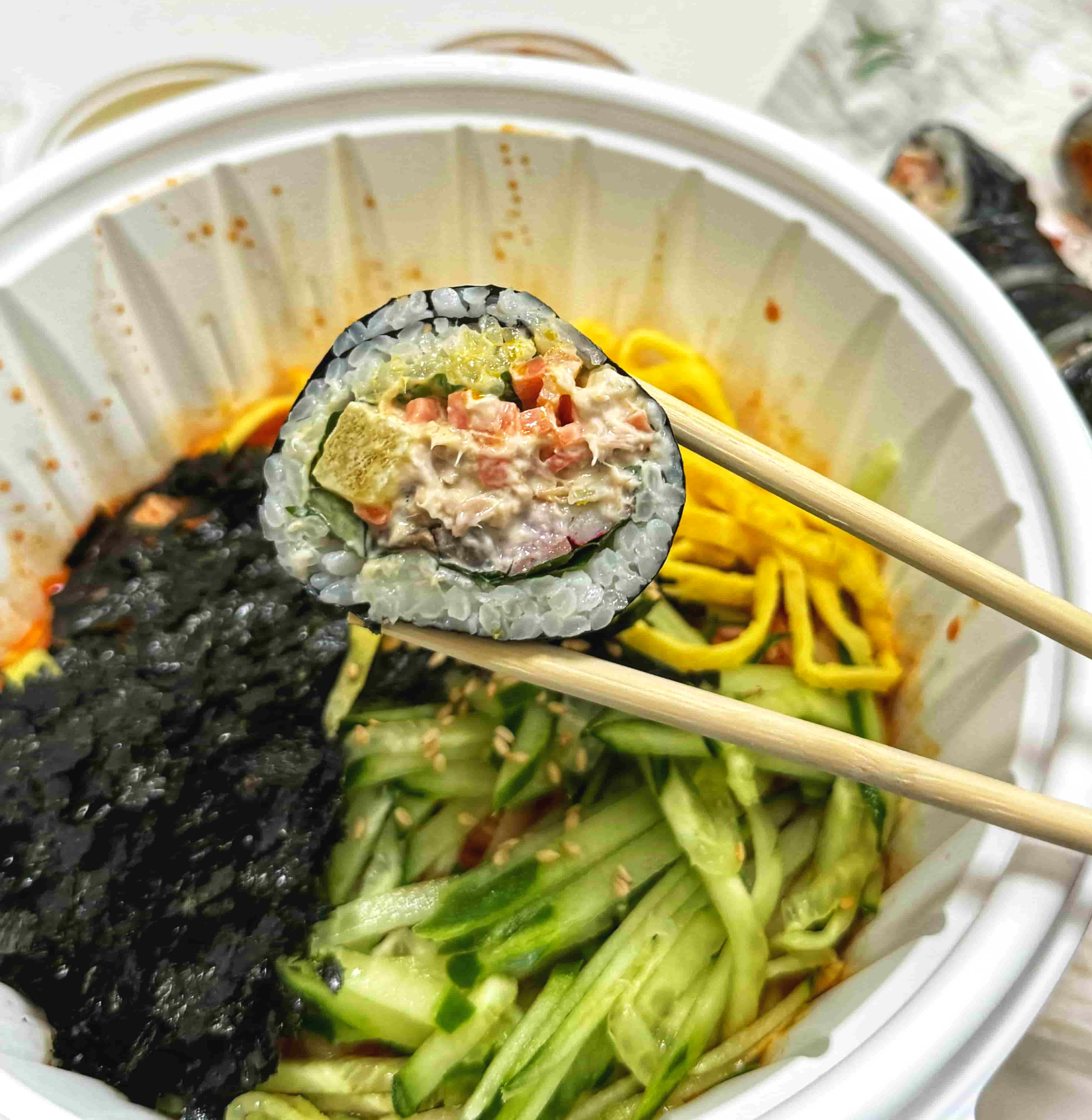 참치김밥을 젓가락으로 집은 사진