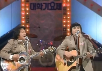 이범용, 한명훈이 대학가요제에서 노래하는 모습