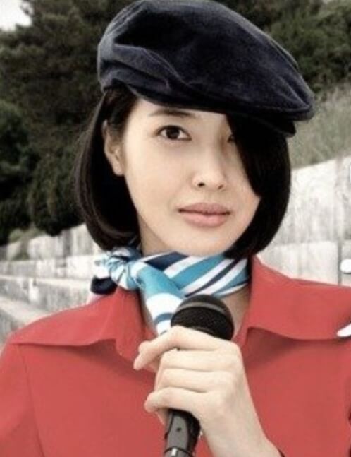 마이크를들고있는-단발머리여성의모습