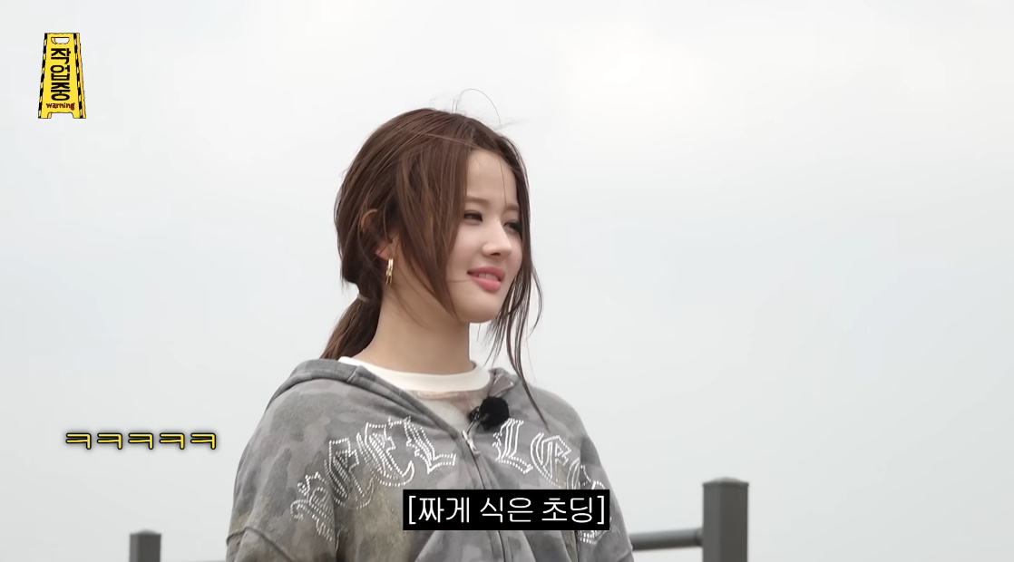 MZ 티셔츠 선물 받고 텐션 확 다운된 키오프 벨...jpg | 인스티즈