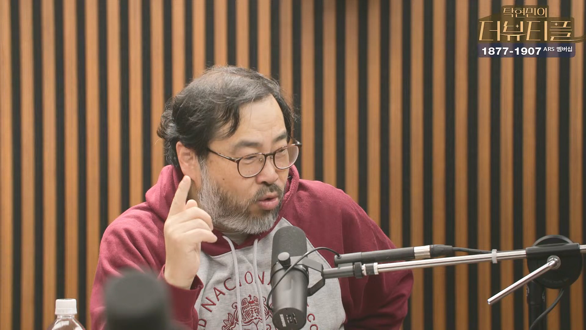 [#탁현민의더뷰티플] 진정한 예술가는 그 무엇도 경멸하지 않는다 ¦ 2024년 12월 27일 금요일 ¦ 다시 19회 (1080p_30fps_H264-128kbit_AAC).mp4_20241227_151513.780.jpg