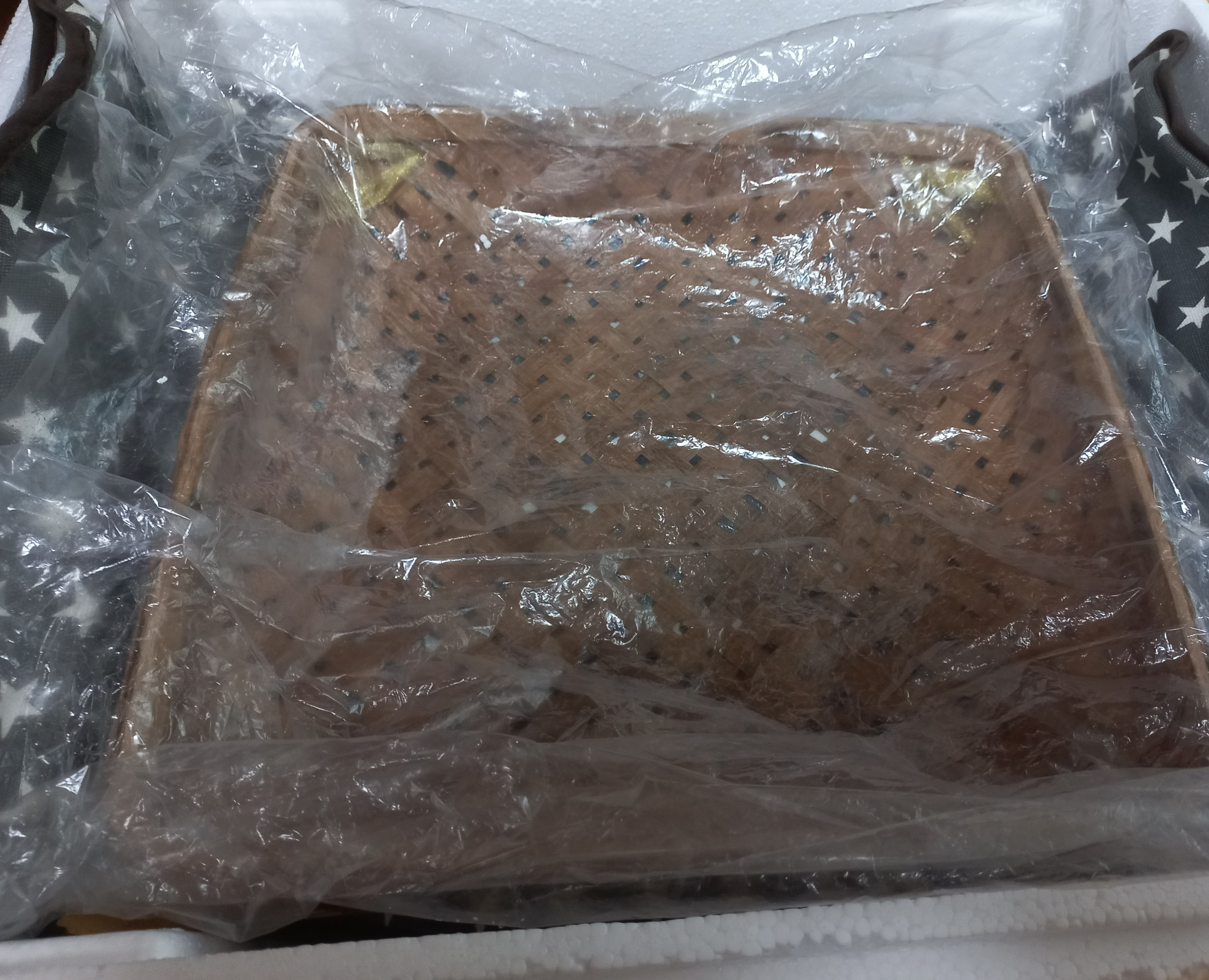 스티로폼 박스안에 전기 찜질기 넣고 그위에 대나무 채반 넣고 비닐을 얹은 사진