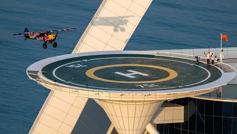 두바이 부르즈 알 아랍 헬기장에 세계 최초 비행기 착륙시키다 VIDEO: World first: Pilot lands plane on Burj Al Arab Jumeirah