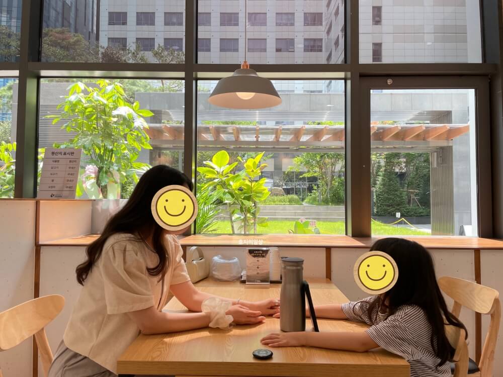 수원 광교 맛집 논현 삼계탕 광교점 - 매장 창가 좌석