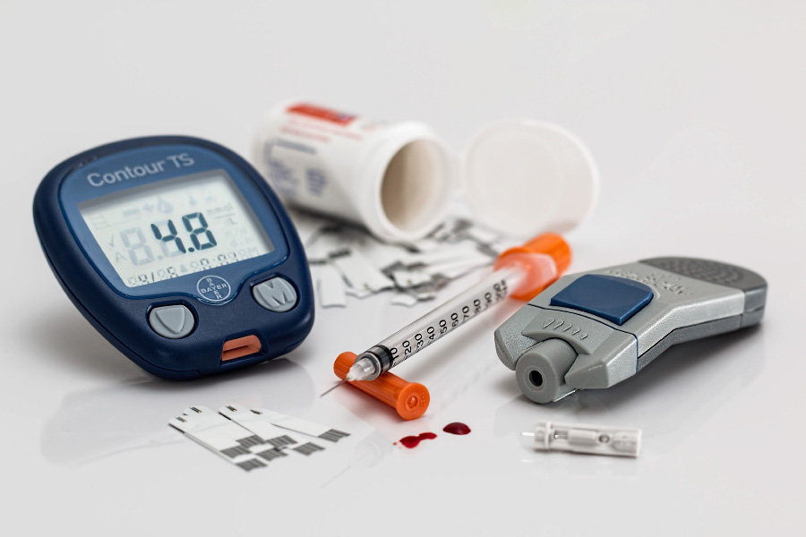 당뇨병에 혈당수치를 측정하는 측정기구와 피를 빼는 란셋과 피를 묻혀 측정을 하는 필터를 바닥에 흩어놓고 찍은 사진
