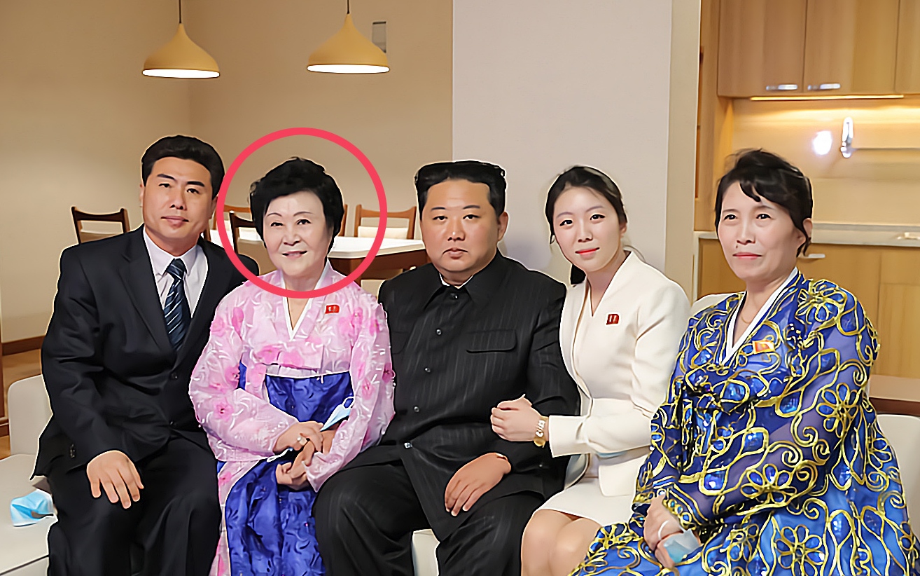 김정은 국무위원장 평양 고급아파트 준공식, 아나운서에게 아파트 선물