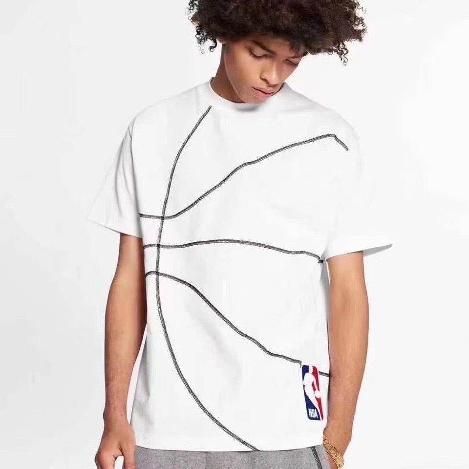  [LOUIS VUITTON x NBA] 루이비통 X NBA 엠브로이더리 디테일 반팔 티셔츠 1A8H6S