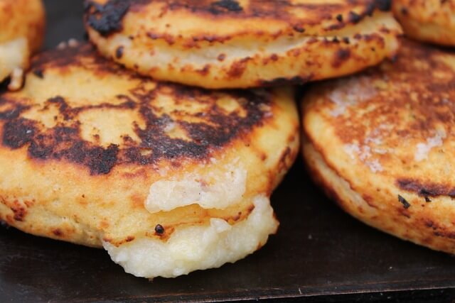 베네수엘라의 대표 음식: 테케뇨스 (Teque&ntilde;os)와 아레파스 (Arepas)