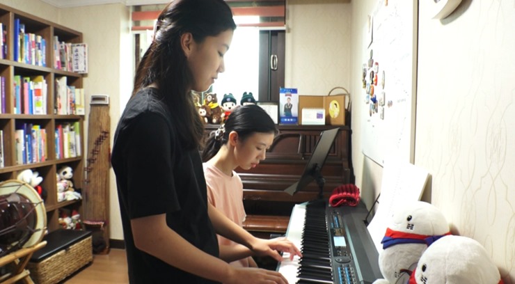 피아노-치는-자매