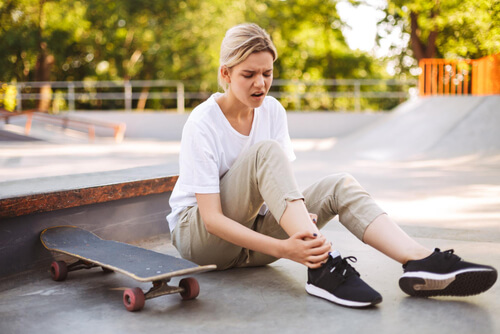 holding-her-painful-Ankle-with-skateboard