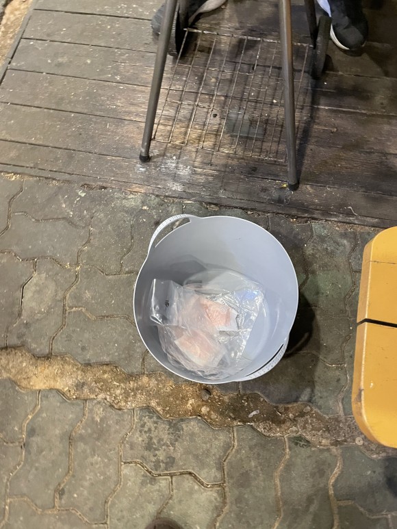 테이블마다 구비되어 있는 쓰레기통