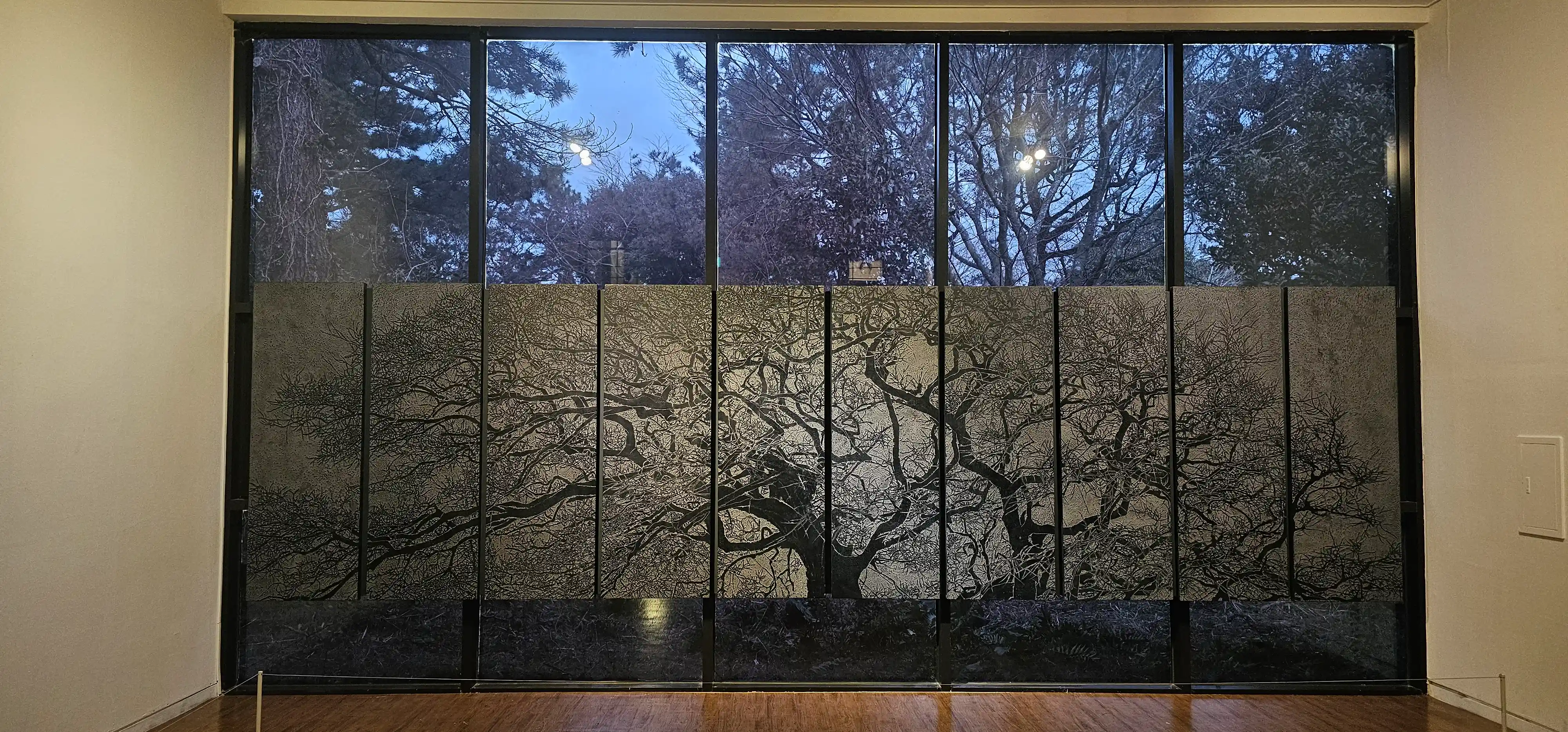 거대한 나무 형상의 벽화. 창문에 그려진 나무벽화와 외부에 실제 있는 나무와 조화되는 멋진 공간이었습니다.
